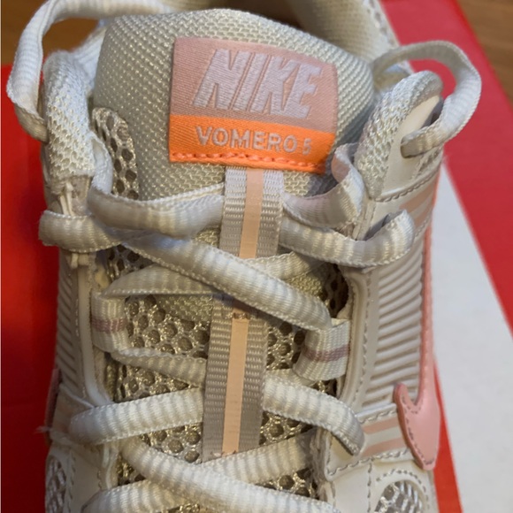 Girls Nike Vomero Sneakers Size 5 - Picture 5 of 6